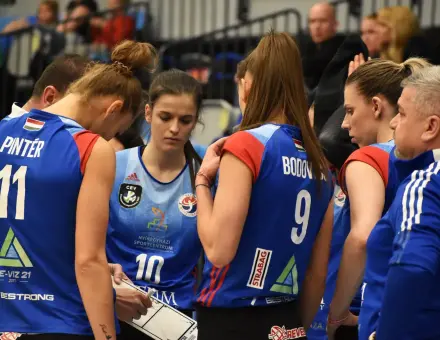 JÖN A HARMADIK FELVONÁS