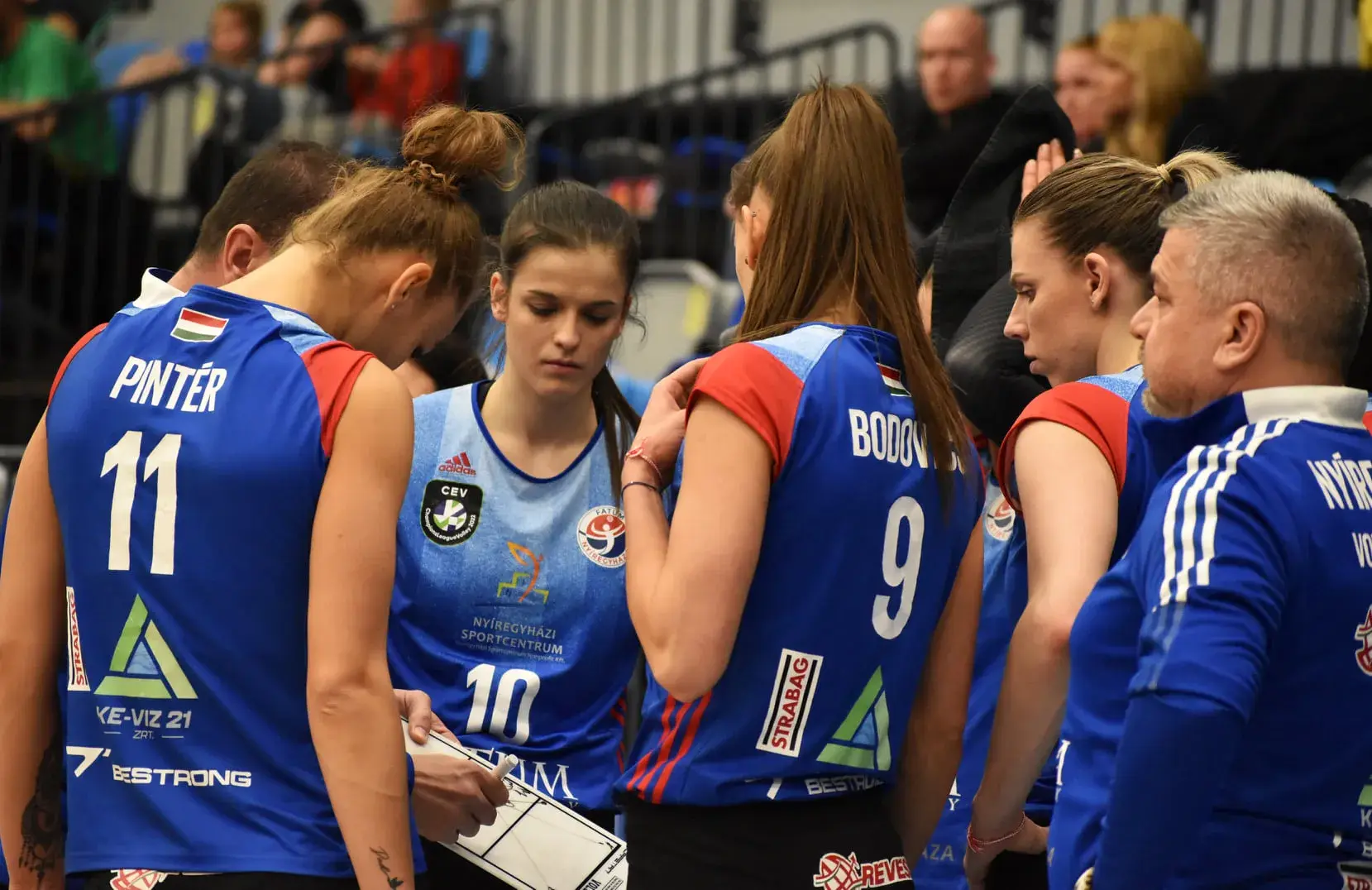 JÖN A HARMADIK FELVONÁS