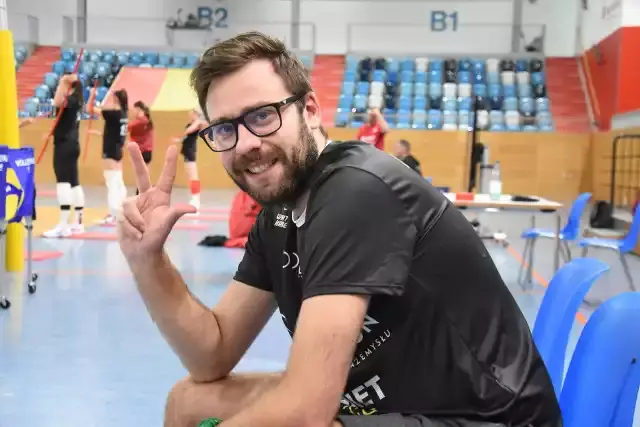 LENGYEL BAJNOK EDZŐ IRÁNYÍTJA A CSAPATOT