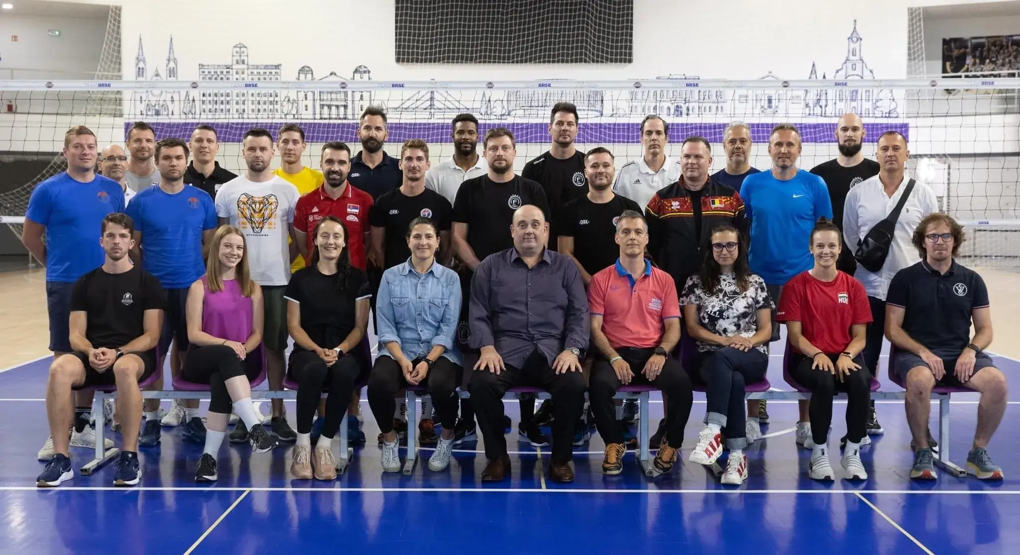 KÉPZÉSEN A STÁBTAGOK