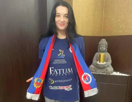 A MEGASZTÁR ÉNEKESE A FATUMNAK SZORÍT!