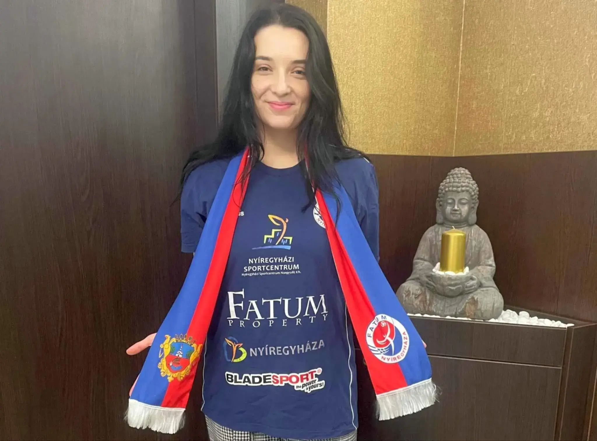 A MEGASZTÁR ÉNEKESE A FATUMNAK SZORÍT!